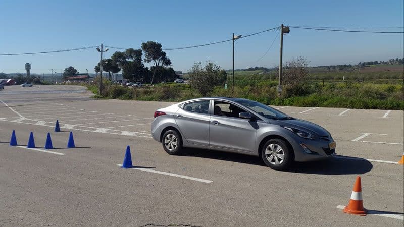 נהיגה בטוחה בסביבה מבוקרת